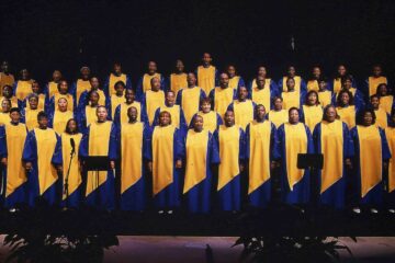 coro gospel de Nueva York vestidos de azul y amarillo